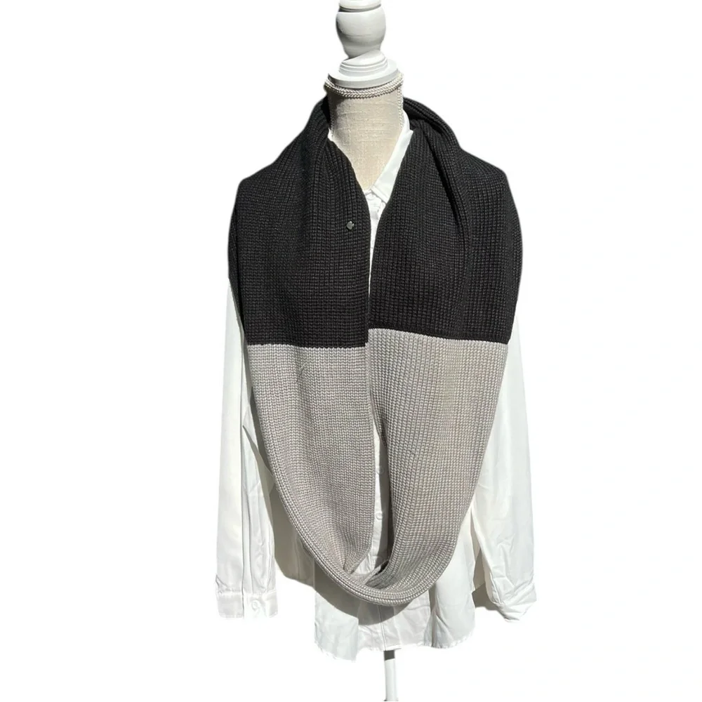 ♠️Kate Spade Black & Gray Color Block Knit Infinity Scarf with Charm